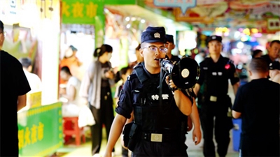 近期，鹽池縣公安局各派出所大力開展“見警察、見警燈、見警車”夏季治安隱患集中清查整治行動。
    本報通訊員 劉華 攝