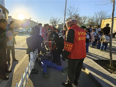 “同學們把路騰出來，讓空氣流通一下！”近日，賀蘭縣金貴鎮(zhèn)一名小學生剛走出校門不遠就突發(fā)疾病暈倒在地，渾身抽搐。正在“護學崗”巡邏的賀蘭縣公安局金貴派出所輔警虎攀和馬曉梅立刻上前采取措施進行處置，并撥打120求助。在確保安全的情況下，他們聯(lián)合熱心群眾將暈倒的學生扶上警車送往醫(yī)院，同時聯(lián)系患病學生家長說明情況。
    到達醫(yī)院后，暈倒的學生已恢復(fù)意識，家長也在此時趕到。看到孩子脫離危險，虎攀與馬曉梅才松了一口氣，返回工作崗位繼續(xù)巡邏。
    本報通訊員 郭建忠 攝