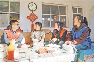     馬嘉欣（右二）與村干部一同入戶走訪，了解村民的日常生活。