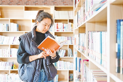     在村圖書館，馬嘉欣利用業(yè)余時(shí)間學(xué)習(xí)黨的理論知識(shí)和實(shí)務(wù)操作。