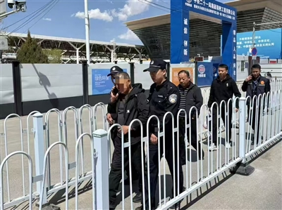鹽池縣人民法院執(zhí)行干警聯(lián)合銀川站派出所民警火速布控，將藏匿的被執(zhí)行人魏某截獲并采取司法拘留措施。  受訪單位供圖