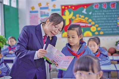 面對面解答孩子們提出的問題。