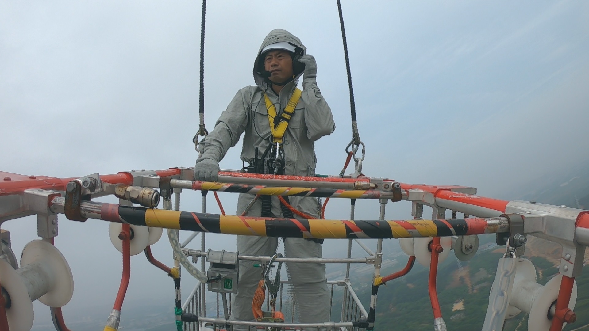直升機(jī)吊籃法作業(yè)訓(xùn)練.jpg