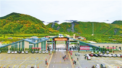 <p>　　3　六盤山國(guó)家森林公園</p><br/><p>　　六盤山是紅軍長(zhǎng)征翻越的最后一座高山，被譽(yù)為黃土高原上的一顆綠色明珠，是西北地區(qū)重要的水源涵養(yǎng)林基地，也是享譽(yù)區(qū)內(nèi)外的旅游避暑勝地。</p>