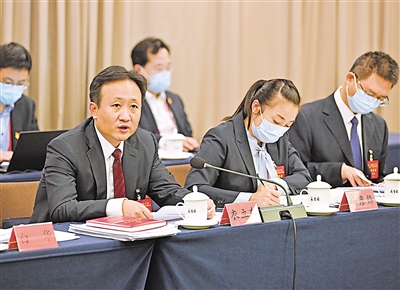 連日來，參加中國(guó)共產(chǎn)黨第二十次全國(guó)代表大會(huì)的寧夏代表認(rèn)真學(xué)習(xí)討論黨的二十大報(bào)告。   本報(bào)記者 左鳴遠(yuǎn) 攝