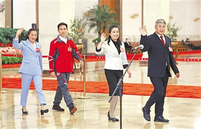 10月22日，楊彥鋒、宋學(xué)文、祁洪芳、李紹杰代表（自左至右）步入黨的二十大“黨代表通道”。新華社發(fā)