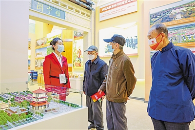     觀眾在寧夏展區(qū)詳細了解閩寧鎮(zhèn)的發(fā)展歷程。