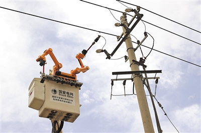     2022年4月8日，國網(wǎng)銀川供電公司員工利用帶電作業(yè)機(jī)器人開展用電負(fù)荷接入工作。
    本報(bào)通訊員 田滿潮 袁宏彥 攝