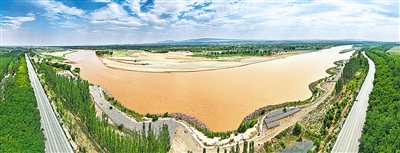 黃色——寧夏作為全國(guó)唯一一個(gè)全境屬于黃河流域的省份，把保障黃河長(zhǎng)治久安作為重中之重，實(shí)施河道和灘區(qū)綜合治理工程，推進(jìn)水資源節(jié)約集約利用，統(tǒng)籌推進(jìn)生態(tài)保護(hù)修復(fù)和環(huán)境治理，努力建設(shè)黃河流域生態(tài)保護(hù)和高質(zhì)量發(fā)展先行區(qū)。 本報(bào)記者 王猛 攝