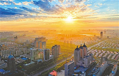     橙色——一縷陽(yáng)光叫醒銀川。寧夏持續(xù)打好藍(lán)天保衛(wèi)戰(zhàn)，重點(diǎn)開(kāi)展了重污染天氣消除、臭氧污染防治和柴油貨車污染治理三大攻堅(jiān)戰(zhàn)，推動(dòng)全區(qū)空氣質(zhì)量持續(xù)改善。本報(bào)記者 王猛 攝
