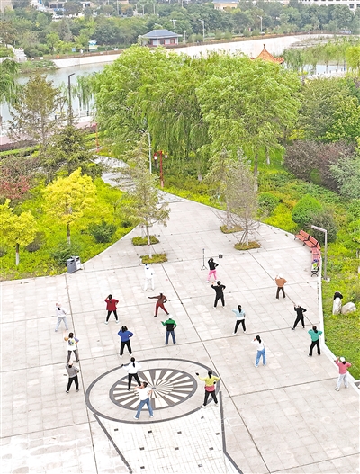     清水河流過固原市原州區(qū)，河道兩岸生態(tài)優(yōu)美，成為市民的休閑場所。