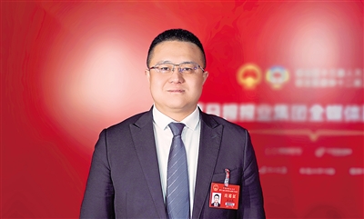 自治區(qū)人大代表、寧夏金曜塑業(yè)有限公司董事長(zhǎng) 金玉龍<br/>　　這些成績(jī)的取得，令人振奮，備受鼓舞。數(shù)字背后，是無數(shù)人的辛勤勞動(dòng)和默默付出，我們還有什么理由不接續(xù)奮斗，增光添彩？ 本報(bào)記者 李濤 攝
