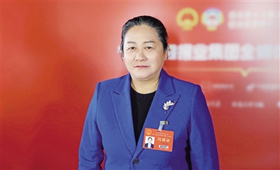     自治區(qū)人大代表、吳忠市秀琴奶牛養(yǎng)殖專業(yè)合作社理事長(zhǎng) 丁秀琴<br/>　　政府工作報(bào)告對(duì)民營(yíng)經(jīng)濟(jì)和鄉(xiāng)村振興的表述，讓我對(duì)自己所從事的奶產(chǎn)業(yè)發(fā)展充滿信心。本報(bào)記者 李濤 攝