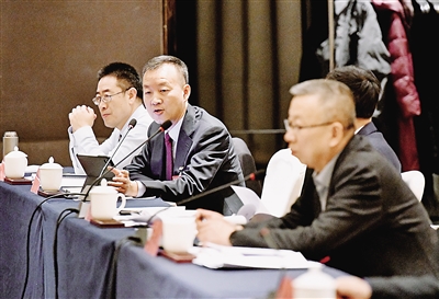    自治區(qū)政協(xié)委員、寧夏華嚴(yán)趣鏈科技有限公司董事長(zhǎng) 施曉軍<br/>　　要正視企業(yè)發(fā)展中遇到的各種困難，數(shù)字企業(yè)也要善于因勢(shì)利導(dǎo)，把握機(jī)遇，立足自身實(shí)際，加強(qiáng)模式創(chuàng)新、產(chǎn)品創(chuàng)新、技術(shù)創(chuàng)新，不斷提高核心競(jìng)爭(zhēng)力。<br/>　　本報(bào)記者 王曉龍 攝