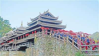     8月26日，三江侗族自治縣程陽八寨景區(qū)。程陽八寨位于三江侗族自治縣林溪鎮(zhèn)，立足中國侗族原生態(tài)旅游資源，通過旅游銷售油茶、茶葉、侗族工藝品等提高群眾收入。