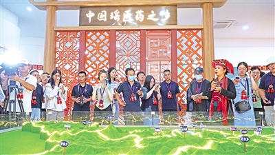     8月24日，記者一行走進“中國瑤醫(yī)藥之鄉(xiāng)”廣西來賓市金秀瑤族自治縣。