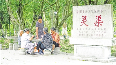     靈渠位于廣西壯族自治區(qū)桂林市興安縣，全長36.4公里，是連接長江流域和珠江流域的一條古代運河。水清岸綠渠暢景美，每年吸引游客100多萬人次。