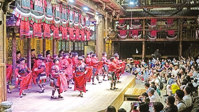     8月27日，在廣西桂林市龍勝各族自治縣龍脊鎮(zhèn)黃洛瑤寨，紅瑤姑娘表演曬紅衣，紅瑤梳長發(fā)等特色活動。黃洛瑤寨共有83戶，348人，獲評“首批中國少數(shù)民族特色村寨”。