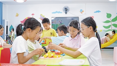     柳州市三江侗族自治縣古宜鎮(zhèn)南站社區(qū)兒童活動室，小朋友在玩游戲。